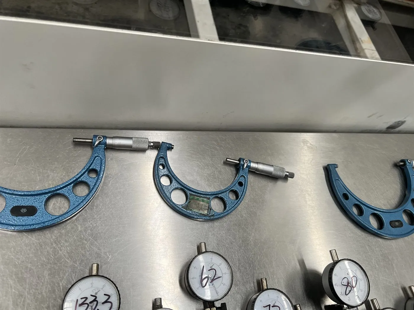 Air compressor 32 Calibrated micrometers and dial gauges used for industrial air compressor quality inspection